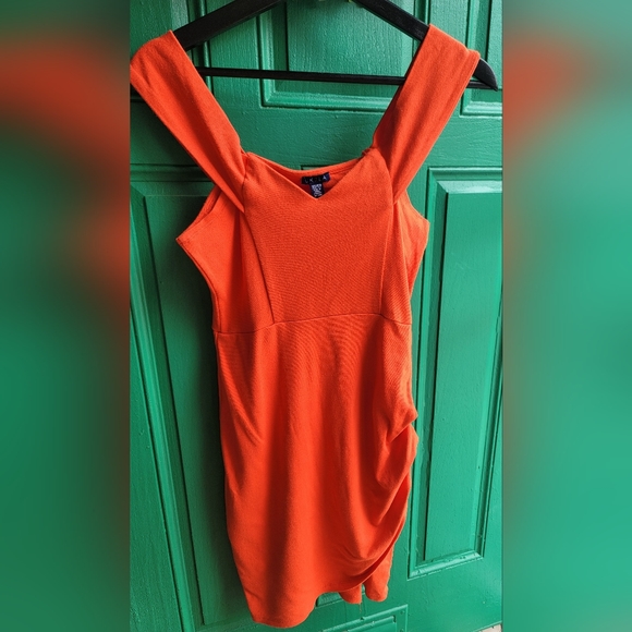 UK 2 LA Dress - Picture 2 of 8